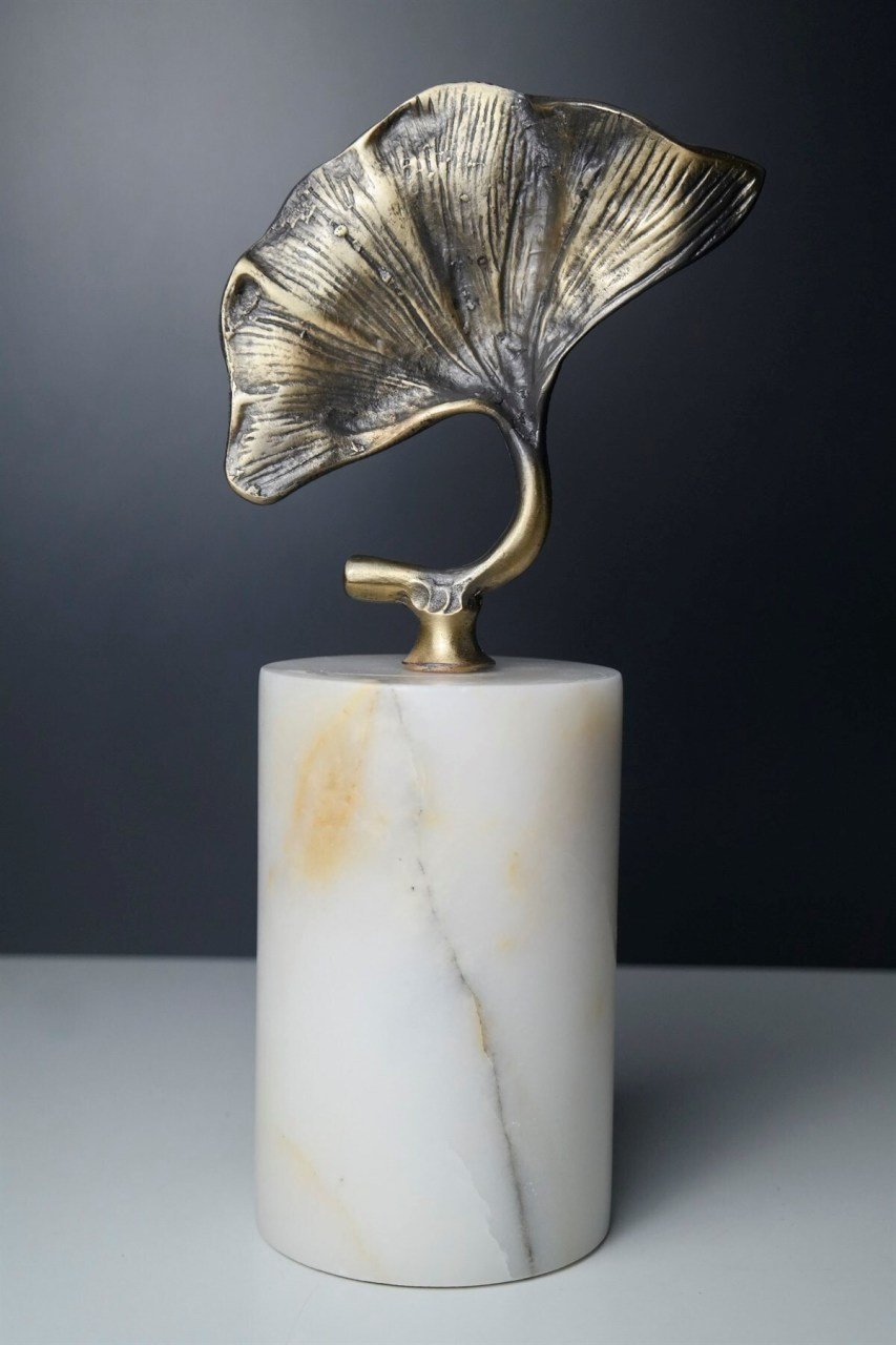 Beyaz Mermer Kaideli Bronz Eskitme Ginkgo Yaprak Detaylı Dekoratif Obje 29 cm