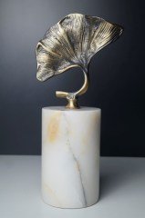 Beyaz Mermer Kaideli Bronz Eskitme Ginkgo Yaprak Detaylı Dekoratif Obje 29 cm