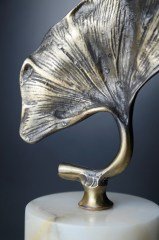 Beyaz Mermer Kaideli Bronz Eskitme Ginkgo Yaprak Detaylı Dekoratif Obje 29 cm